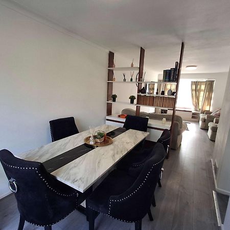 Nicely Decorated 3 Bedroom House Near Heathrow, London Staines-upon-Thames Eksteriør billede