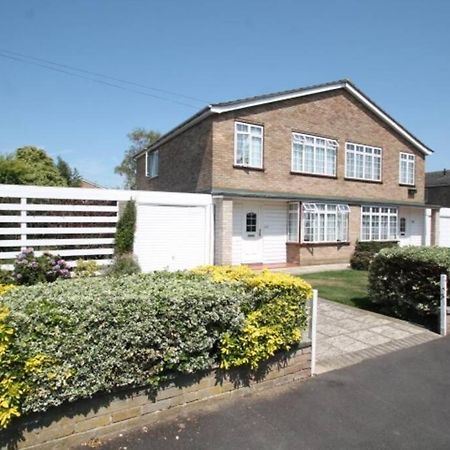 Nicely Decorated 3 Bedroom House Near Heathrow, London Staines-upon-Thames Eksteriør billede