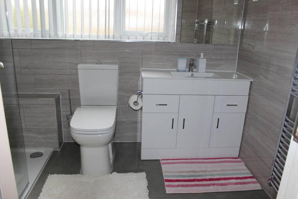 Nicely Decorated 3 Bedroom House Near Heathrow, London Staines-upon-Thames Eksteriør billede