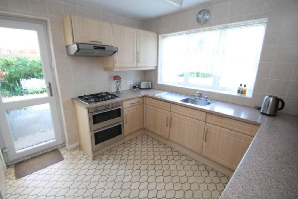 Nicely Decorated 3 Bedroom House Near Heathrow, London Staines-upon-Thames Eksteriør billede