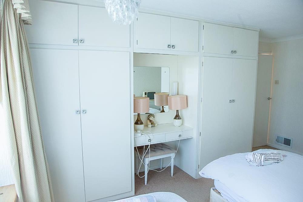 Nicely Decorated 3 Bedroom House Near Heathrow, London Staines-upon-Thames Eksteriør billede