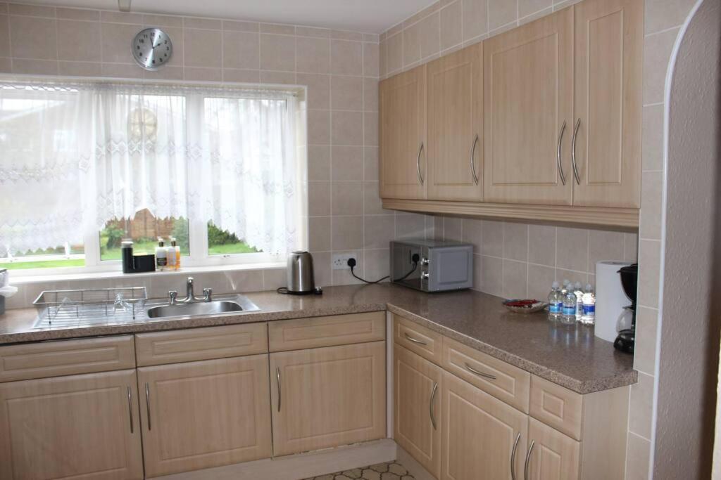 Nicely Decorated 3 Bedroom House Near Heathrow, London Staines-upon-Thames Eksteriør billede
