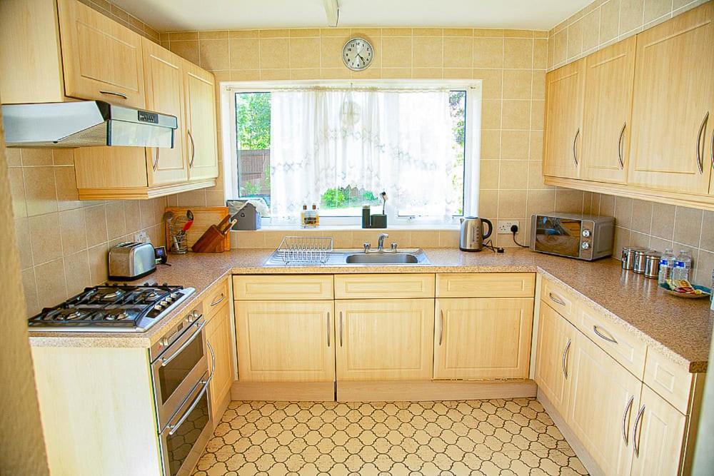 Nicely Decorated 3 Bedroom House Near Heathrow, London Staines-upon-Thames Eksteriør billede
