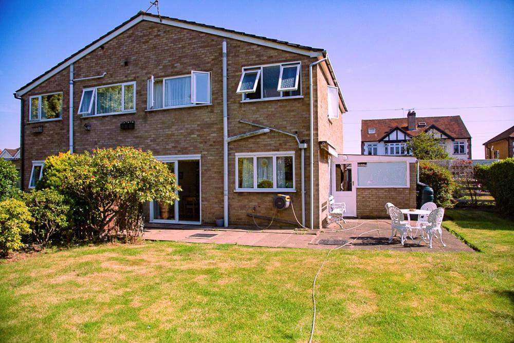 Nicely Decorated 3 Bedroom House Near Heathrow, London Staines-upon-Thames Eksteriør billede