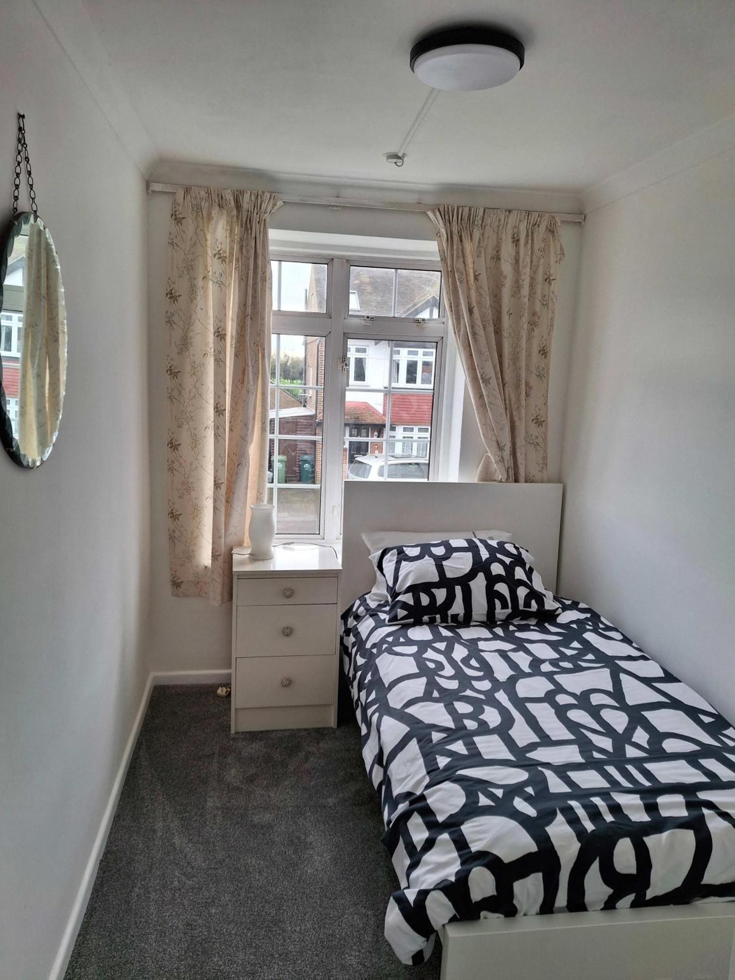 Nicely Decorated 3 Bedroom House Near Heathrow, London Staines-upon-Thames Eksteriør billede