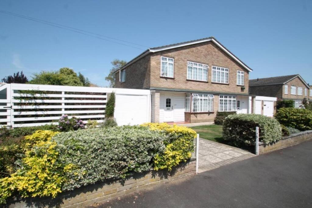 Nicely Decorated 3 Bedroom House Near Heathrow, London Staines-upon-Thames Eksteriør billede