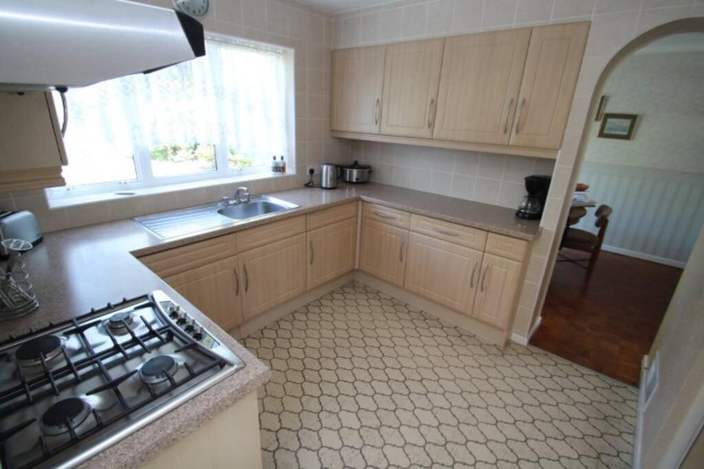 Nicely Decorated 3 Bedroom House Near Heathrow, London Staines-upon-Thames Eksteriør billede