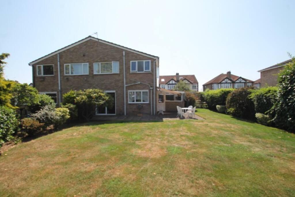 Nicely Decorated 3 Bedroom House Near Heathrow, London Staines-upon-Thames Eksteriør billede